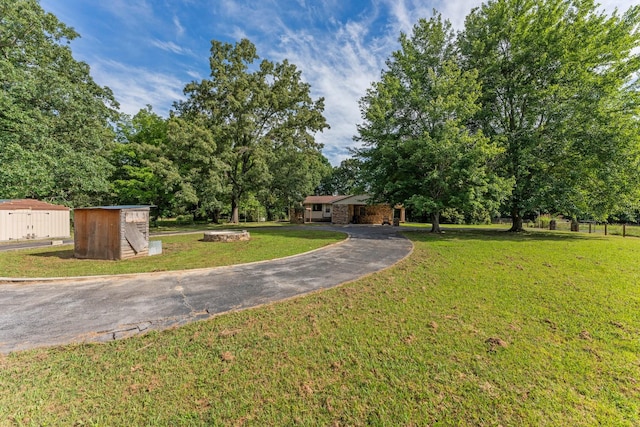 view of yard featuring a shed