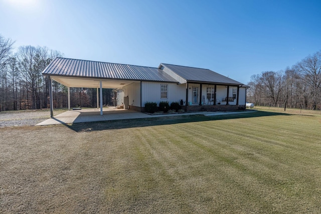 view of front of property featuring a carport and a front yard