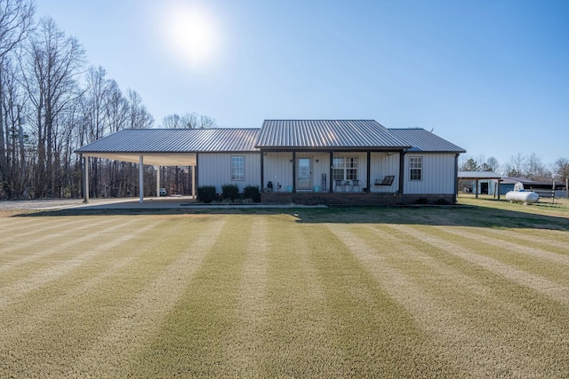 view of front of property featuring a carport and a front yard