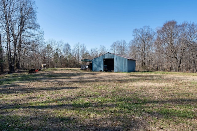 view of yard with an outbuilding