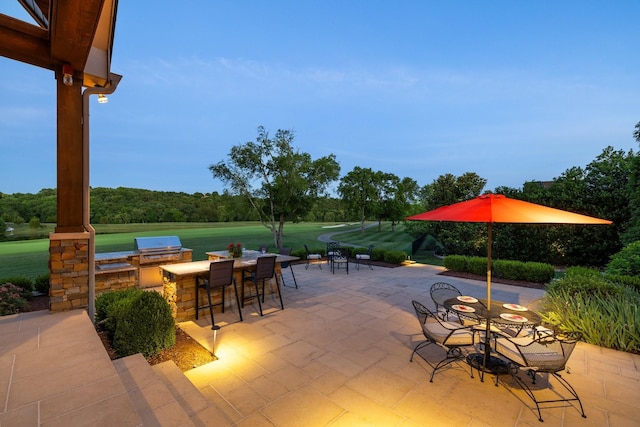 view of patio featuring an outdoor kitchen and grilling area