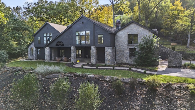 view of front of property with a front yard