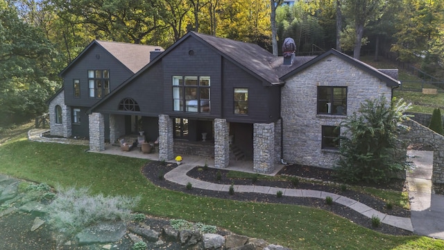 view of front of house featuring a patio area and a front yard