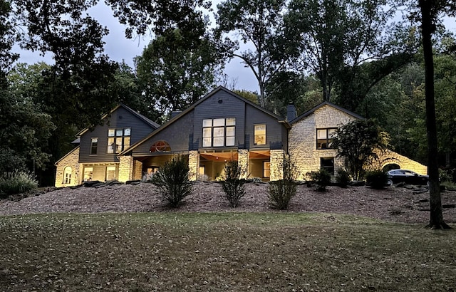 view of front of home featuring a front lawn