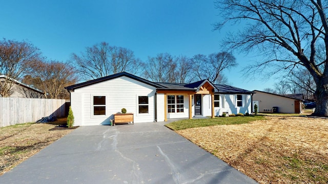 ranch-style house with a front yard