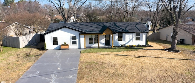 view of front facade featuring a front yard