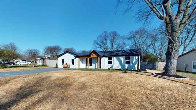 ranch-style home featuring a front lawn