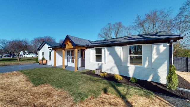 view of front of house featuring a front yard