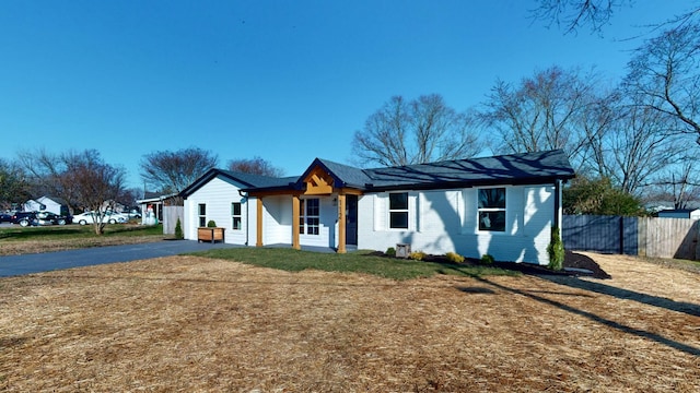 single story home with a front yard