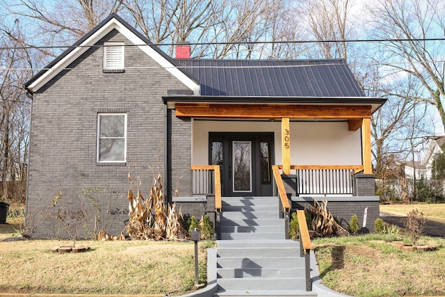 view of front of house featuring a porch and a front yard