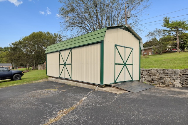 view of outdoor structure with a yard