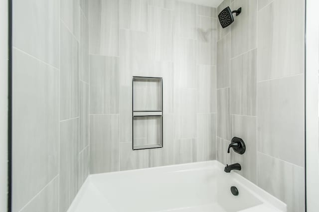 bathroom with tiled shower / bath combo