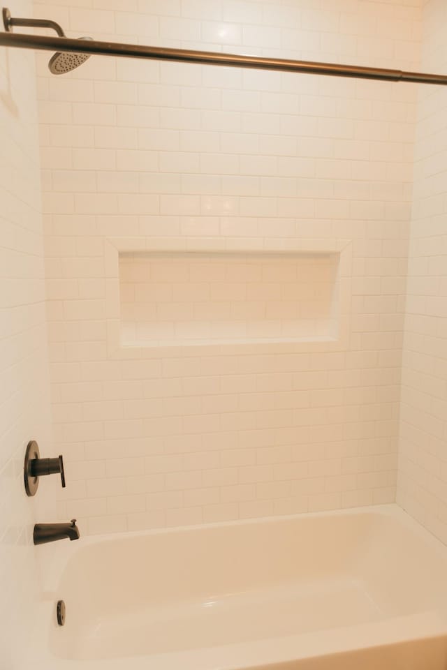 bathroom with tiled shower / bath