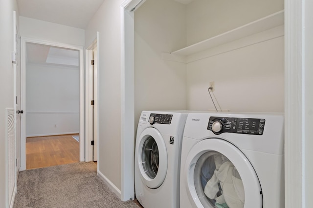 washroom with carpet floors and independent washer and dryer