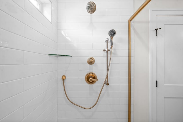 bathroom featuring a tile shower