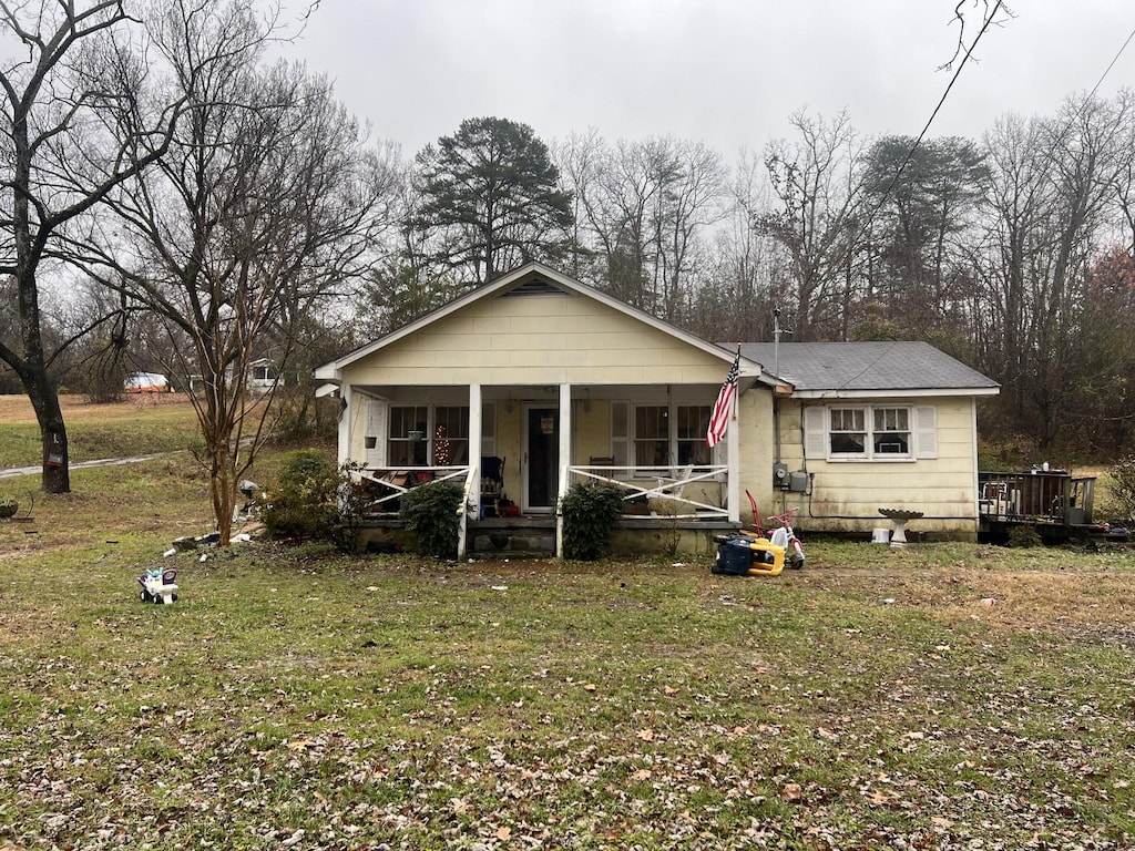 view of front of property with covered porch and a front lawn