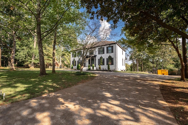 view of front facade with a front yard