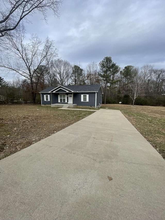 view of front of property featuring covered porch and a front lawn