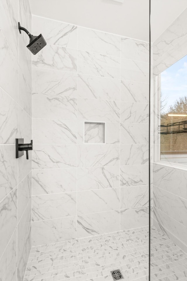 bathroom featuring tiled shower