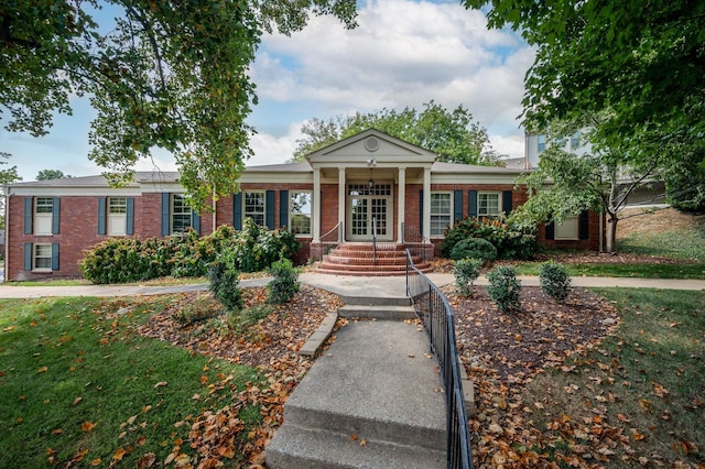 view of front of home featuring a front yard