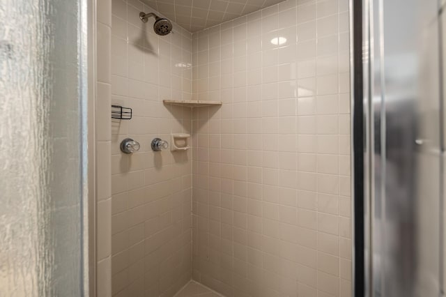 bathroom featuring tiled shower