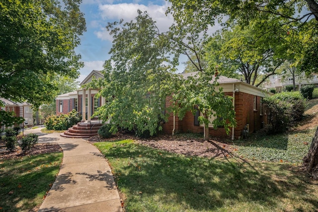 view of front of house featuring a front lawn