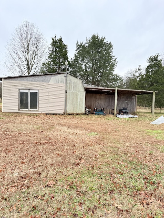 view of yard with an outdoor structure