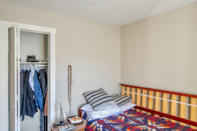 bedroom featuring a textured ceiling and a closet