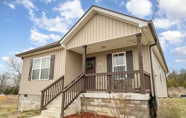 view of front of property featuring covered porch