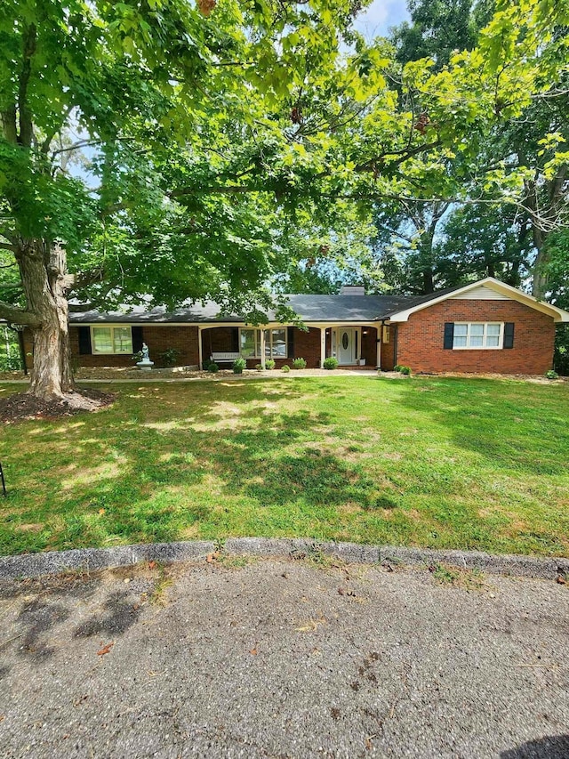 ranch-style home featuring a front lawn