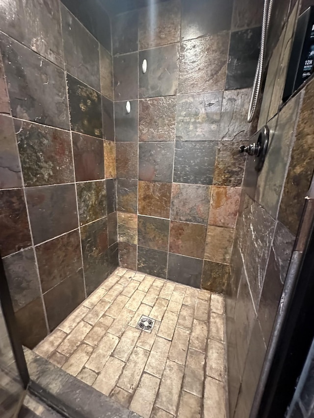 bathroom featuring tiled shower