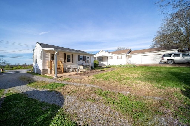 view of front of home featuring a front yard