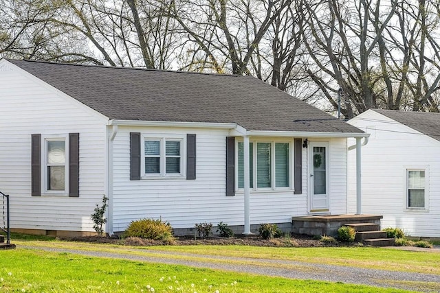 view of front of property featuring a front lawn