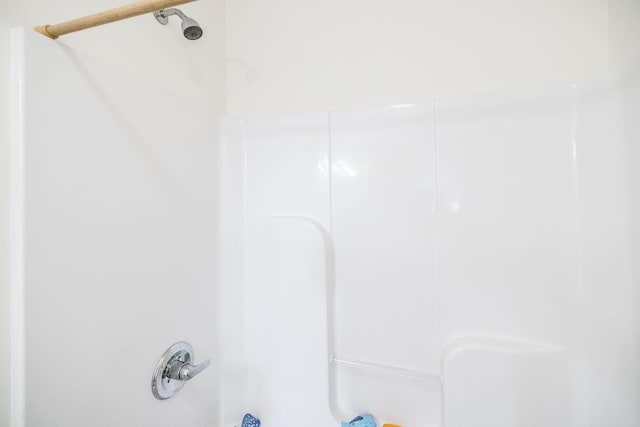 details featuring shower / tub combination