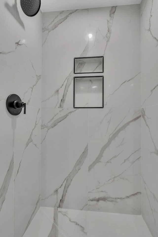 bathroom featuring a tile shower