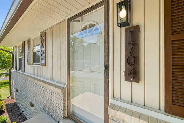 property entrance featuring a porch