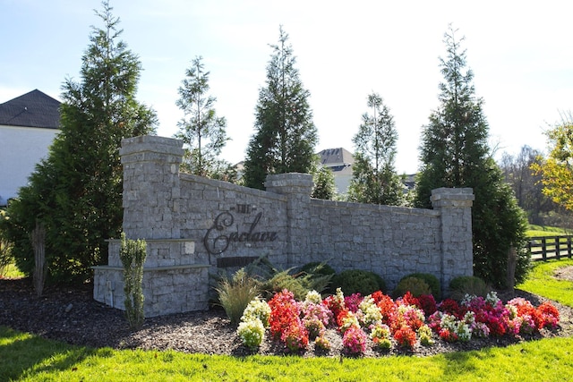 view of community / neighborhood sign