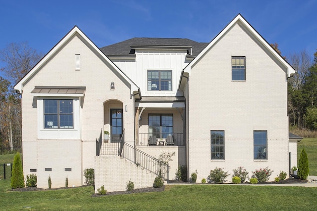 view of front of property featuring a front yard