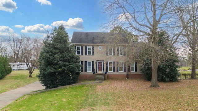 colonial house featuring a front yard