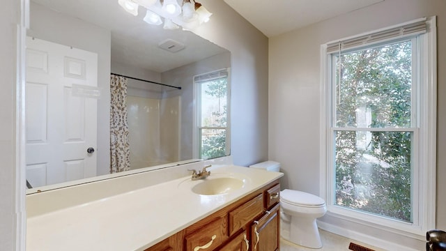 bathroom with a shower with shower curtain, vanity, and toilet