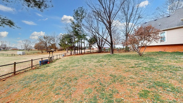 view of yard featuring a rural view