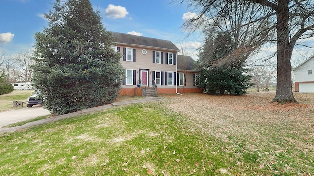 colonial home featuring a front yard