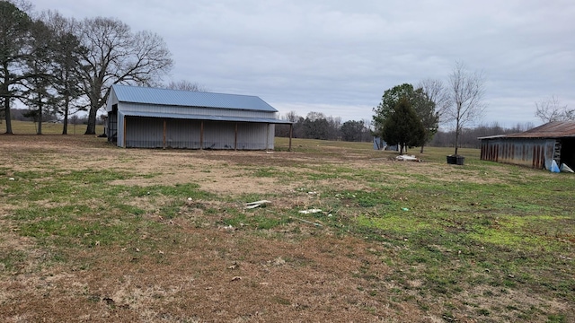 view of yard featuring an outdoor structure