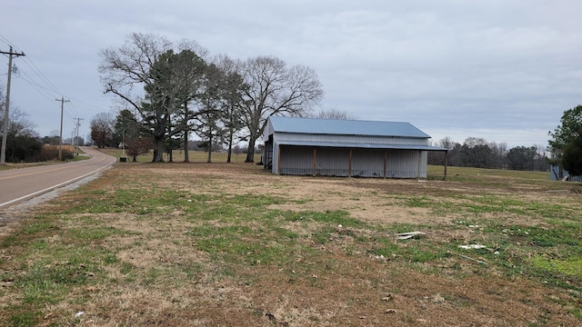 view of yard featuring an outbuilding