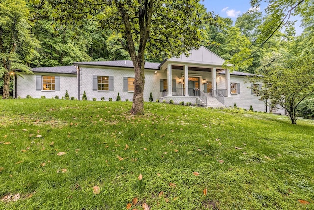 view of front of property featuring a front lawn and a porch