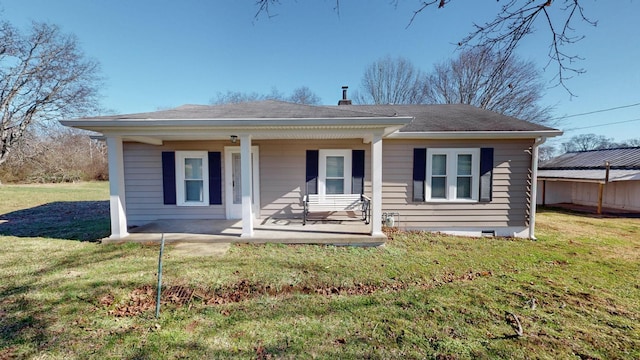 view of front of property featuring a front yard and a porch