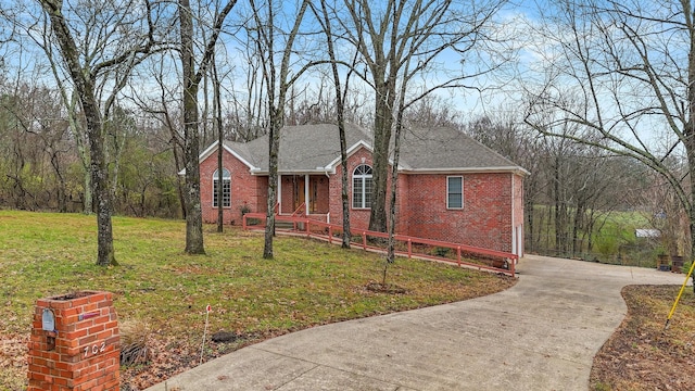 view of front facade featuring a front yard