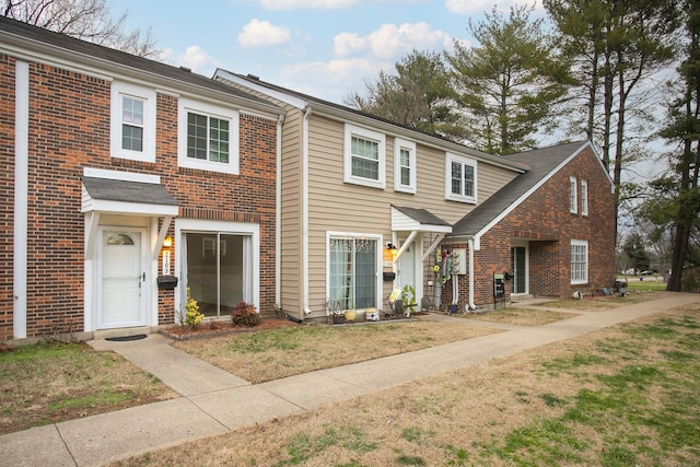 view of front facade featuring a front lawn