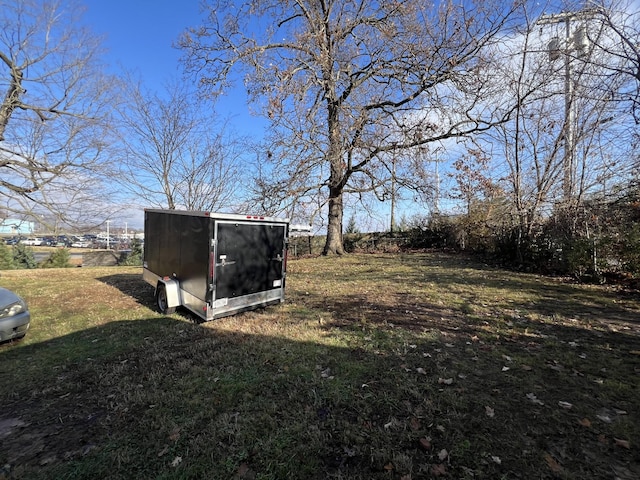 view of yard featuring a storage shed