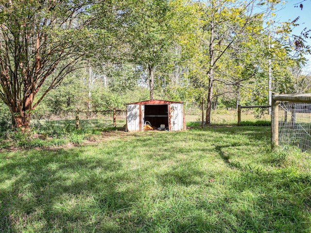 view of yard featuring a shed